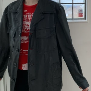 Skinnjacka  - Jag säljer en skinnjacka som är köpt på Pop Boutique (second hand) för 700kr. Säljer den nu för 450+frakt! Alla bilder är mina, jag har storlek XS/S i vanliga fall men skulle säga att jackan passar alla i storlek XS-L.💖