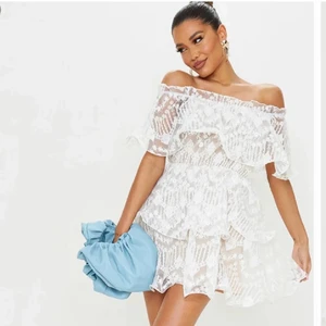 Klänning storlek M - Söt Pretty little thing (PLT) klänning som jag aldrig använt pga att den kom sent till studenten och har därefter legat hemma. GRATIS FRAKT!  Passar både M och L. Köpt för 550kr. 