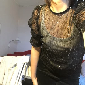 Glittrig fest top strl s - Jättefin, inte obekväm och perfekt till nyår