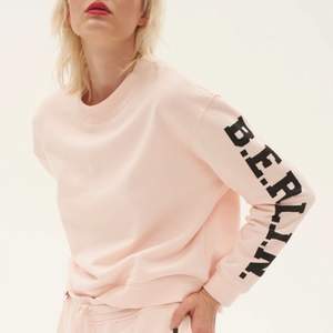 Säljer en snygg rosa sweatshirt från Lala Berlin. Tröjan är använd 2 gånger alltså så är den i nyskick! ❤️