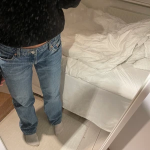 Lågmidjade jeans - Säljer dessa superfina lågmidjade jeans i storlek 27/32. Jeansen är i den populära modellen arrow Low från weekday. De är sparsamt använda och nästan i nyskick! Säljer på grund av att de är för stora. Jag är 167cm och byxorna har midjemåttet 69 cm