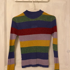 Randig långärmad  - Glittrig randigt långärmad från zara, köpt för sjukt länge sedan men aldrig pågrund av att den inte satt bra på mig 