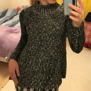 Stickad tröja - Varm och mysig stickad tröja från zara. Tröjan är den perfekta att ha under kappan eller jackan nu när det börjar bli lite kallare då den är ganska lång och har en högre krage. Den funkar även perfekt att ha över något eller som vanligt om man vill vara både varm och snygg☺️Tröjan har fin textur i tyget och är blandad svart och vit, som framhäver det stickade fint. Bra skick utan slitningar eller skador. Perfekta tröjan nu i vinter!🥰