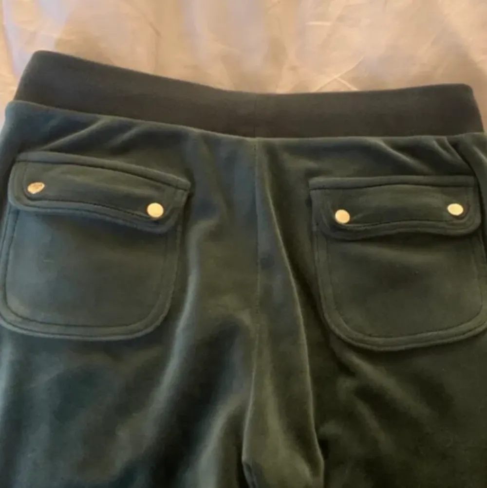 Juicy Coutore-byxor i mörkgrönt, säljer då de tyvärr inte passar mig💖 lånade bilder, skriv för fler. Köp direkt för 800 kr💖. Jeans & Byxor.