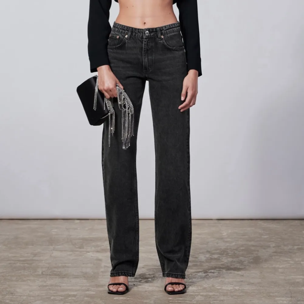 ”The midwaist straight” från Zara i storlek 42 som är slutsålda på Zaras hemsida. Säljer eftersom jag köpte fel:( Skriv för fler bilder! Köpare står för frakt!. Jeans & Byxor.