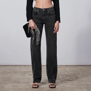 Straight jeans - ”The midwaist straight” från Zara i storlek 42 som är slutsålda på Zaras hemsida. Säljer eftersom jag köpte fel:( Skriv för fler bilder! Köpare står för frakt!