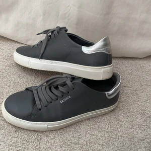 gråa axel arigato  - Säljer mina älskade Axel arigato då de inte kommer till användning. Modellen clean 90s. Slut på hemsidan. Ord. Pris 2000. Använda ca 2 gånger.. frakt tillkommer. 🤍