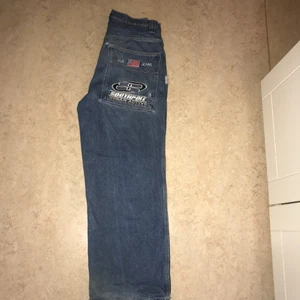 Southpole jeans w31 l32 - Schyssta baggyjeans. De har några små slitningar där av det låga priset. Skriv privat för passformsbilder 