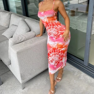 Mönstrad klänning  - Skit fin somrig klänning, säljs pga liten storlek. Går ner nedanför knäna. 