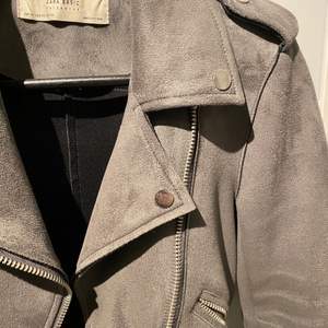 Säljer denna supersnygga gråa mocka jackan från Zara i storlek XS (passar även S). Snyggt skick och använd fåtal gånger. Säljer pga kommer inte till användning.🤩