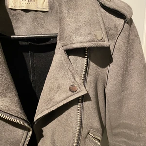 Grå mockajacka  - Säljer denna supersnygga gråa mocka jackan från Zara i storlek XS (passar även S). Snyggt skick och använd fåtal gånger. Säljer pga kommer inte till användning.🤩
