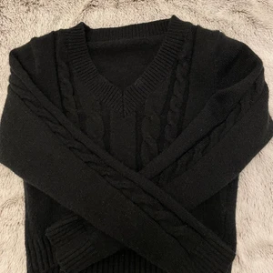 Stickad tröja - Stickad tröja med fint mönster. Är tyvärr för liten för mig som brukar ha S men denna var liten i storlek