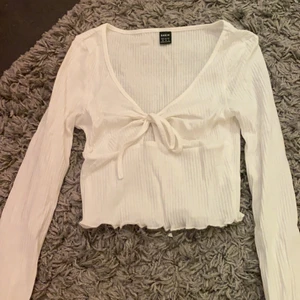 Shein top strl XS - Säljer denna helt nya shein dom, aldrig använt! Säljer pga att den aldrig kommit till användning och passar inte riktigt min stil längre! Storlek XS (passar alla mellan strl XS och S)💗