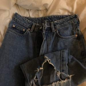 Weekday rowe jeans, använder aldrig längre. Har klippt egna hål på dem! ❤️‍🔥