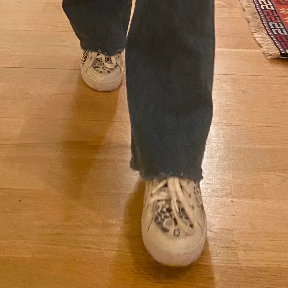 Säljer mina vita sneakers från guess. De är i ett genomskinligt tyg och går lätt att tvätta med vanish mm. Skorna är i storlek 36. Hör av dig om du vill ha flera bilder och köparen står för frakten.🤍. Kengät.