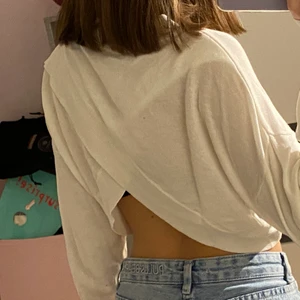 H&M tröja - Väldigt gullig tröja med halvt öppen rygg, kort och passar perfekt till några snygga jeans. Säljer pga den är inte riktigt i min stil längre, materialet är mjukt och lite genomskinlig. 