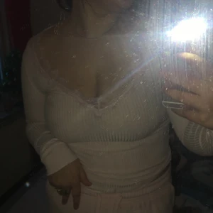 Fin ljusrosa/vit tröja - En jätte fin vit/ljusrosa tröja med spets