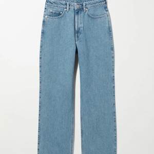 Säljer mina weekday jeans i storlek 26/34 i modellen rowe. Köpta för 500kr. Frakten ingår inte i priset. Pris går att diskuteras då jag bara vill få allt sålt snabbt!