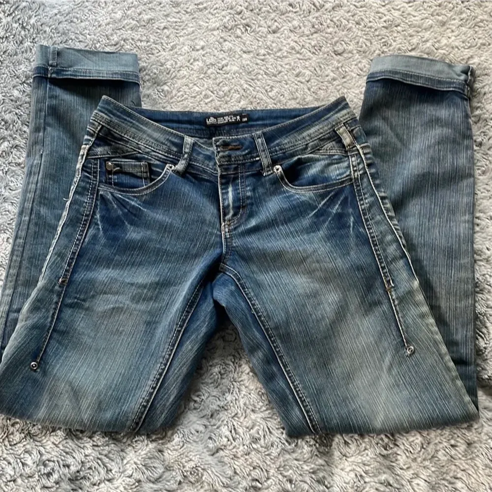 Säljer dessa lågmidjade jeans. Midjemått: 36 innerbenslängd. 76. Jeans & Byxor.