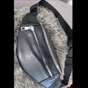 väska - magväska men kan andvända som axelväska