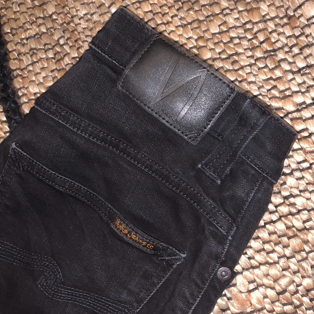 Nudie jeans som bara är prövade. Dom sitter ganska rakt med en liten flare längst ner. Original pris 1 400. Jeans & Byxor.