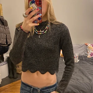 Glittrig Zara topp - Säljer pga den inte kommer till användning längre, storlek s, bra skcik - lite svår att dra över huvudet och ganska varmt material. Köpare står för frakt 