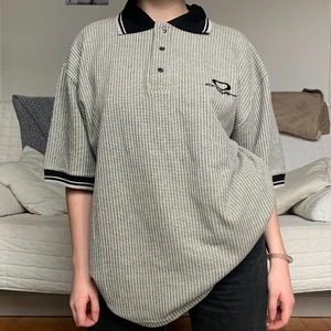 Piké Tröja - Säljer denna coola oversized pikén i storlek XXL🖤