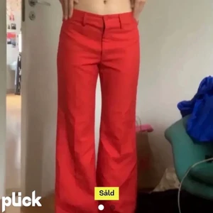 Röda lågmidjade kostymbyxor! Från arket  - Röda låga kostymbyxor i storlek S/XS har aldrig använt dom eftersom de är alldeles för små. As snygga. Köpte de på Plick därav lånade bilden. Inte min bild❌73 cm innerbenslängd  och tjejen på bilden är 167 ❤️