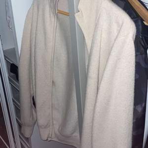 En väldigt snygg cashmere tröja i pris på 750kr, inga fläckar eller hål, i storlek medium! 