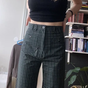 Byxor Other Stories  - Rutiga gröna byxor från Other Stories, stl 38 men passar som en 36. Nyskick, +60kr frakt