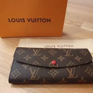 Säljer helt ny Louis Vuitton plånbok/wallet i läder. Den är helt ny, har aldrig använt den. Kartong och påse följer med. Vill sälja den snabbt, därav låg pris. Kontakta mig om du har frågor eller funderingar. Köparen står för frakten, kan också mötas i Stockholm. 