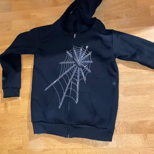 Rhinestone hoodie M/L - Rhinestone hoodie size L men passar som störst M  OBS! dem vita ”cirklarna” på bilden är inte fläckar utan ljussken. HELT NY!