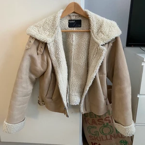 Manchester jacka - Jag säljer denna fina jacka från pull&bear i storlek M! Den är använd ett fåtal gånger så nästintill ny!