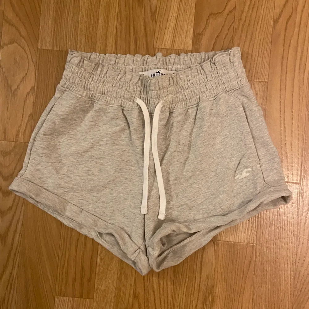 Säljer jätte söta oanvända mjukis shorts från Hollister som passar xs/s.🤗. Shorts.