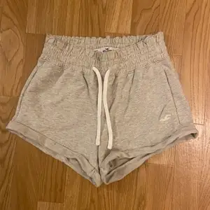 Säljer jätte söta oanvända mjukis shorts från Hollister som passar xs/s.🤗