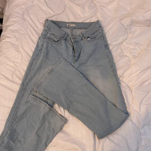 Gina tricot jeans - Byxor från gina tricot i strl S. snygga och har fin passform. köpt för 399 men eftersom att dem har ett hål bredvid höger bakficka säljer jag endast för 75kr +frakt. 