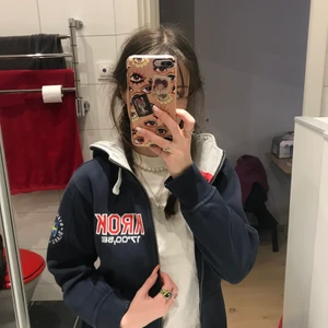 Marinblå zip up kofta hoodie - Storlek 150, passar som en XS-S😊 Super mjuk inuti. Möts i slussen eller postas!