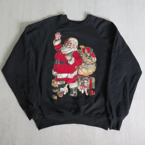 tomten sweatshirt - Svart graphic sweatshirt strl XL med tomten på. Passar bra som oversize om man har mindre strl :) 66 kr spårbar frakt.  Skicka meddelande vid frågor/fler bilder!  Notera att små defekter kan finnas då den inte är ny. Större brister nämns tydligt i annonsen/visas på bild. OBS! Bud är bindande!!!!!!! SE ÄVEN ANDRA LIKNANDE ANNONSER