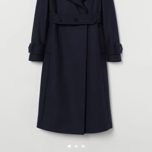 SÖKER lång kappa i ullmix blå HM - Söker denna 