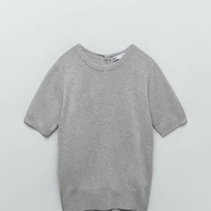 Zara tröja - Säljer denna populära Zara topp i storlek S, endast använd max 3 gånger