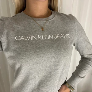 Calvin Klein sweatshirt  - Grå Calvin Klein sweatshirt, gott skick, inga defekter