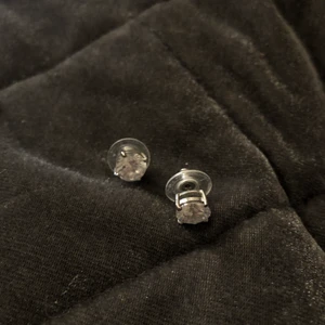 Örhängen  - Örhängen! Minns inte vart dem kommer ifrån🤍