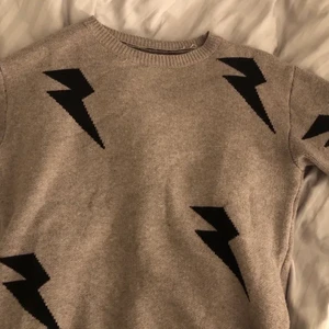 Blixt tröja - Lånade bilder! Säljer min helt nya tröja med blixtar i storlek S, helt i nyskick och aldrig använd.