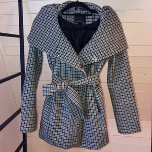 Kappa - Fin, lite tjockare kappa med luva. Bara använd ett fåtal gånger, så är i nyskick. Pris kan diskuteras vid snabb affär, med rätt till att neka.