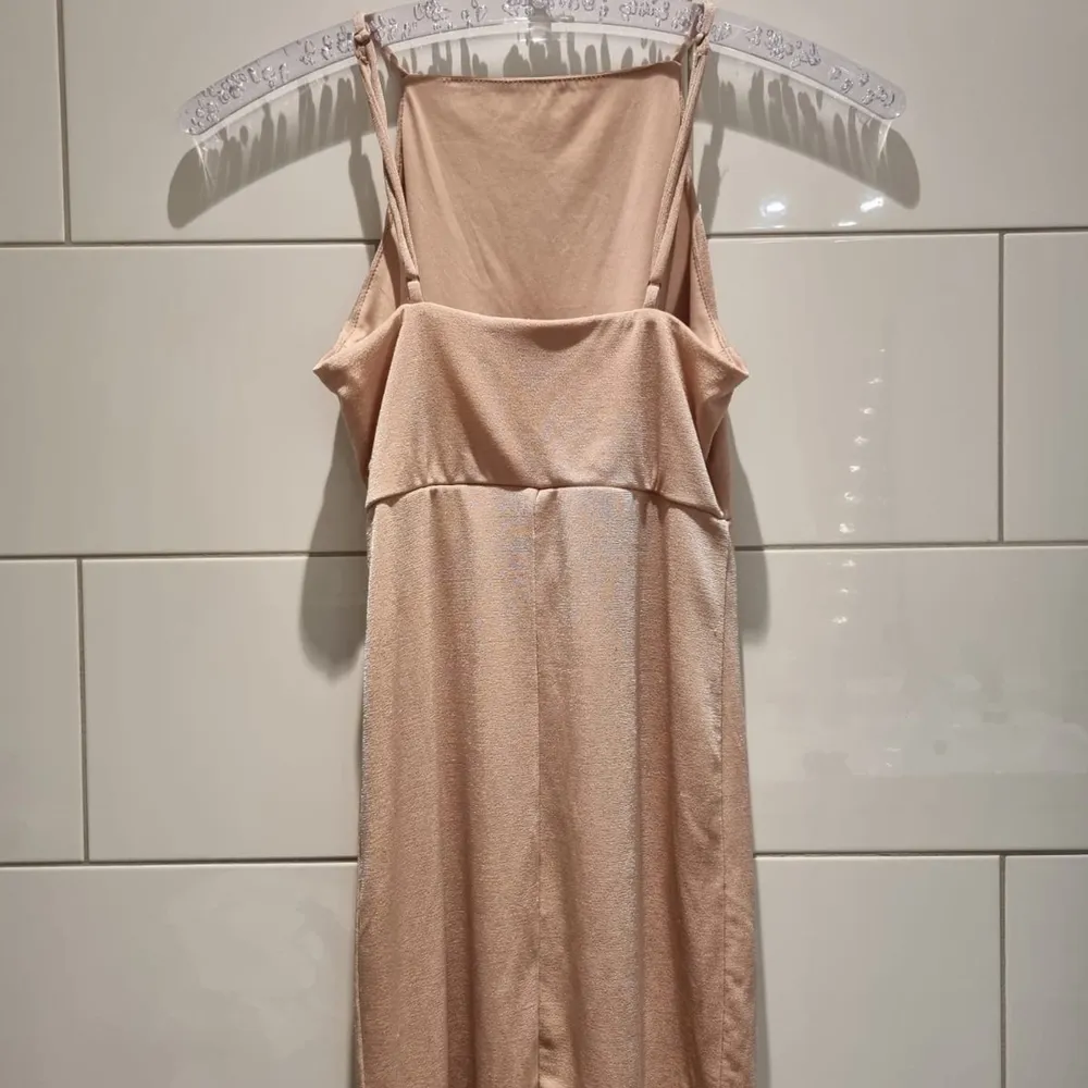 Rosa/Champage klänning i fint skick, i stl S (fungerar även som XS) från Forever 21. Använd endast fåtal gånger. Köpt i New York för några år sedan, men har tyvärr inte kommit till användning. Köparen står för frakt. . Klänningar.