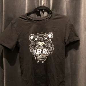 svart kenzo t-shirt - en svart t-shirt från kenzo. den är i jättebra skick och super skönt matrial. änvänder inte ofta pga inte min stil och lite för tajt!