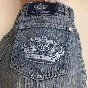 Lågmidjade jeans - Dom perfekta lågmidjade utsvängda jeansen från Victoria Beckham 🦋 säljer bara vid bra bud. Innerbenslängden är 77cm och midjemåttet är ca 74cm (första bilden är lånad)