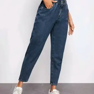 Säljer dessa jeansen från märket SHEIN. Det sitter så fint på men tyvärr jag köpte fel storlek, så det är oanvänd 👍🤩.  Midjastorlek:70-94cm, höft storlek: 108cm, längd:100.5cm, lår: 66.2.                                   