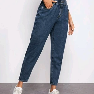 Jeans size M - Säljer dessa jeansen från märket SHEIN. Det sitter så fint på men tyvärr jag köpte fel storlek, så det är oanvänd 👍🤩.  Midjastorlek:70-94cm, höft storlek: 108cm, längd:100.5cm, lår: 66.2.                                   