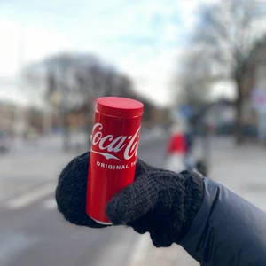 LäskLocket UF - Jag driver tillsammans med två andra tjejer ett UF där vi säljer lock till läskburkar. Som ni ser på bilderna finns locken i blå, röd och svart. De sitter fast riktigt bra på burkarna och används bla för att försluta öppnade drickor, skydda mot getingar och insekter, lättare att bära med sig en öppnad dricka, skydda mot att spilla osv. Jag älskar även att ha det när man åker bil så att inte drickan skvätter när man åker i gupp! Perfekta julklappen🤩 (passar nästan alla burkar)